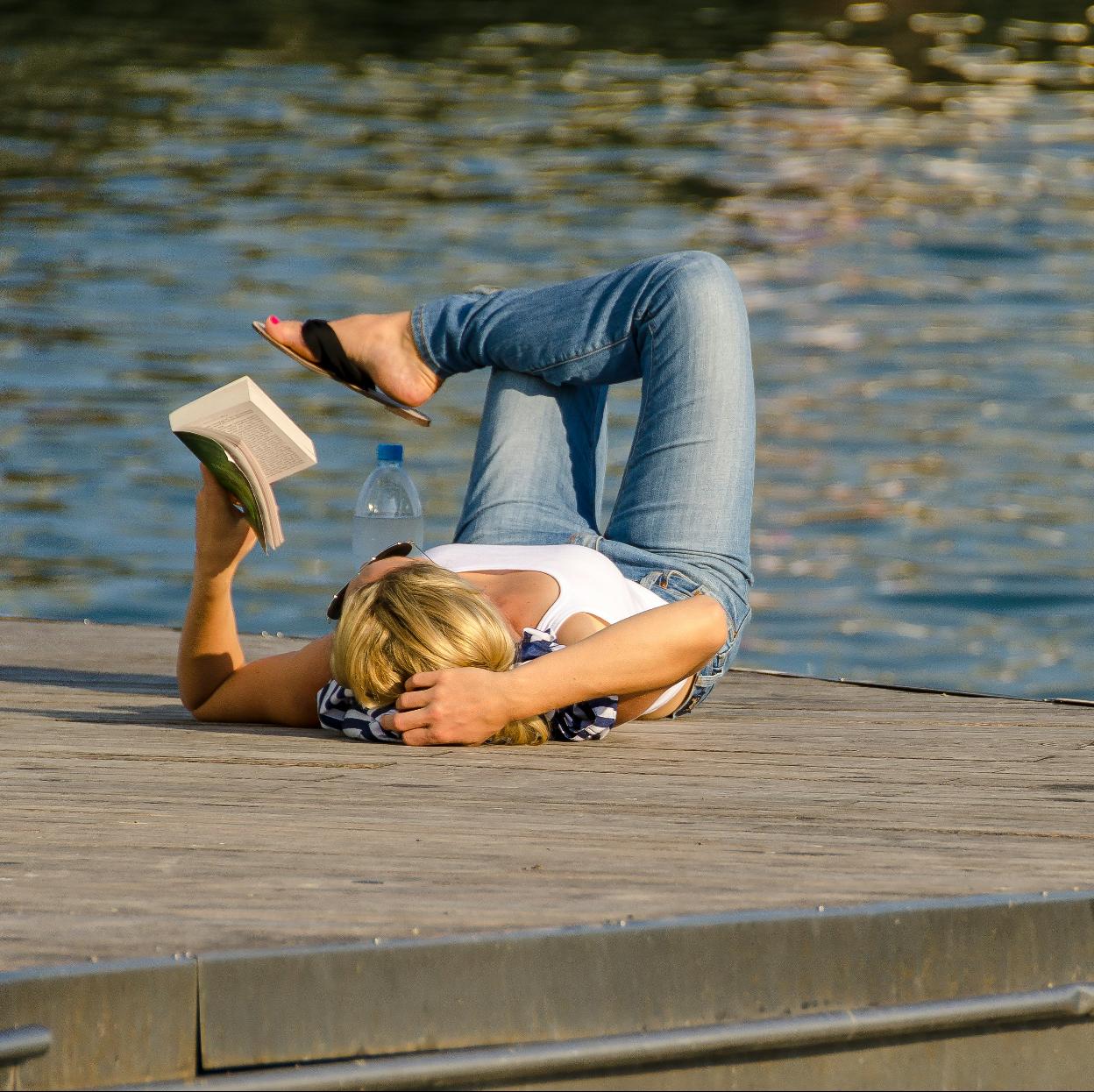 Disfrutar al aire libre de un género como el cozy mystery es un placer que ya nos podemos permitir esta primavera/Etienne girardet/unsplash