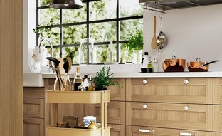 Conseguir una cocina impecable inspirada en el minimalismo escandinavo es posible gastando poco (palabra de Ikea)