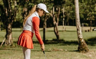 Golf, natación, ciclismo y bailar: los mejores deportes más allá del fitness que debes hacer a partir de los 50