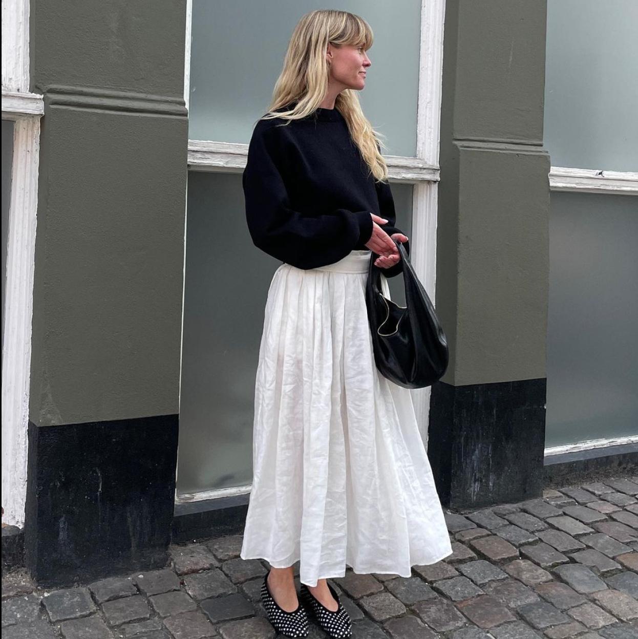 La influencer Jeanette Madsen con una falda blanca/@_jeanettemadsen_