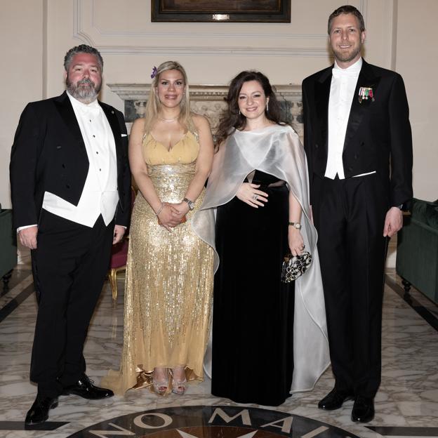 Jorge Románov, Yasmine El Senussi, Victoria Romanóvna y Leka de Albania, en Malta. 