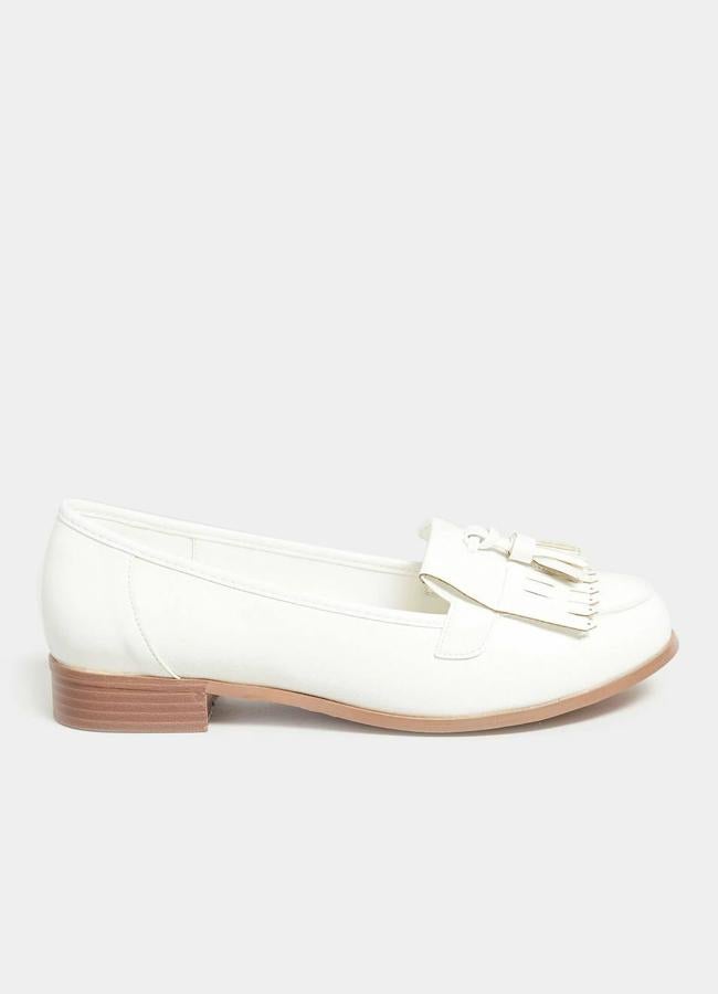 Mocasines blancos con detalle de borla y flecos