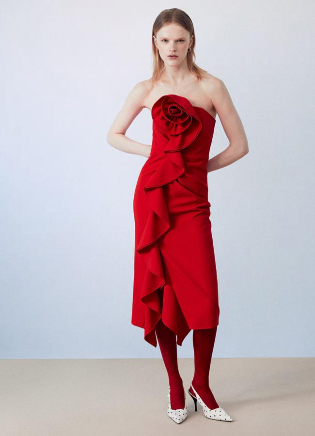 Vestido rojo con detalle flor de Sfera (59,99 euros).