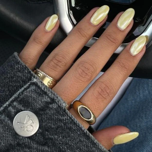 Uñas amarillo perladas