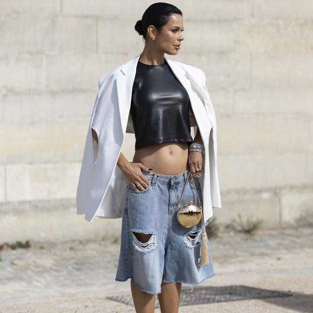 Un look de street style con unos jorts vaqueros.