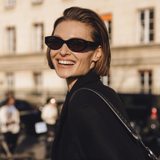 Una modelo con unas gafas de sol de forma ovalada