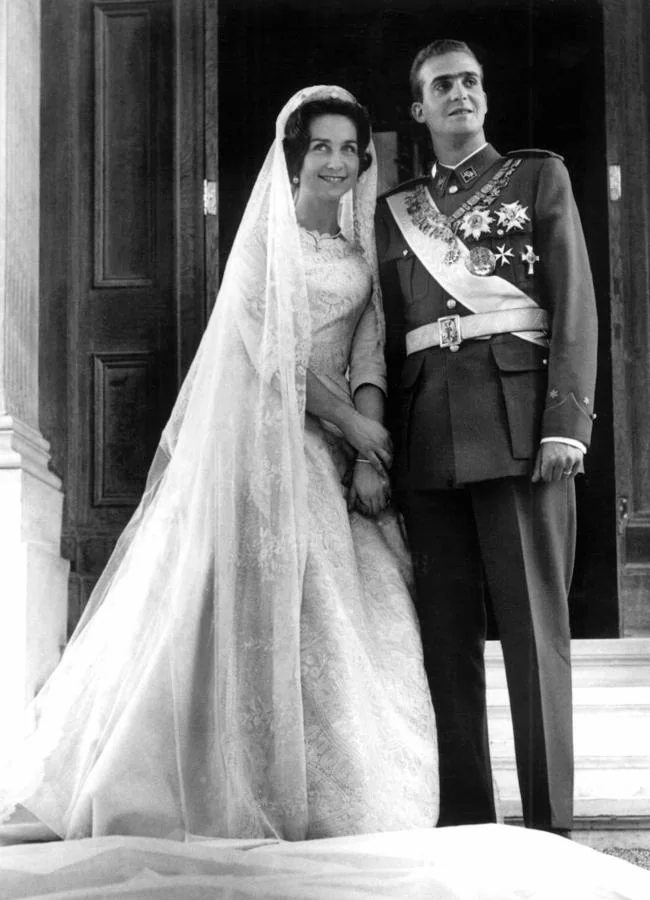 La reina Sofía con la tiara Prusiana de la reina Federica el día de su boda con don Juan Carlos. Foto: Gtres.