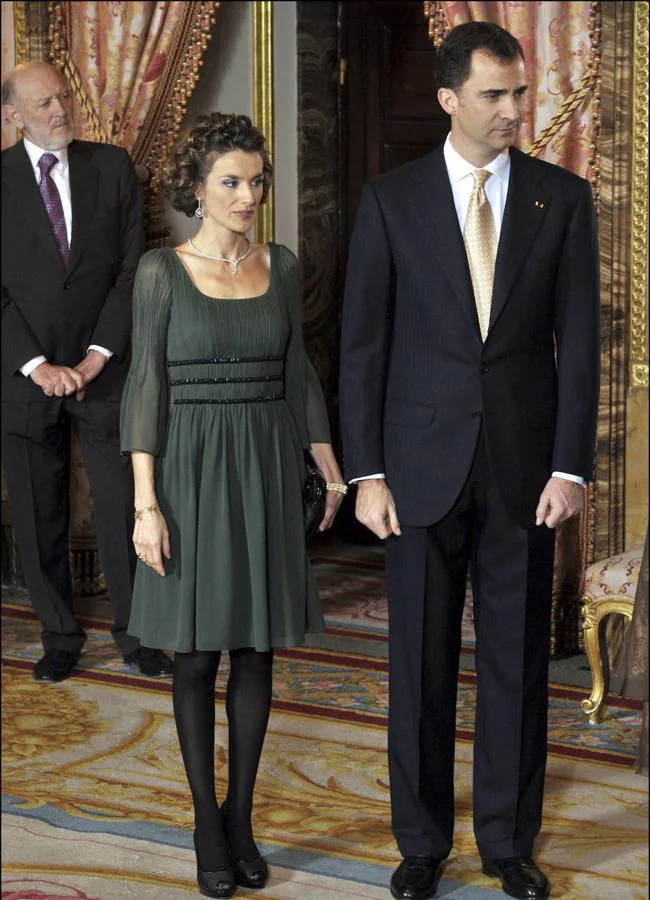 Doña Letizia con el conjunto de la reina Sofía. Foto: Gtres.