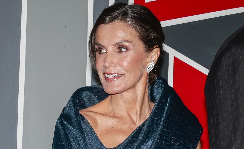 El original peinado de la reina Letizia que van a copiar todas las invitadas: un recogido con un nudos perfecto y elegante