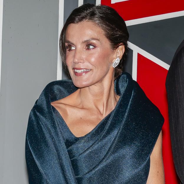 El original peinado de la reina Letizia que van a copiar todas las invitadas: un recogido con un nudos perfecto y elegante