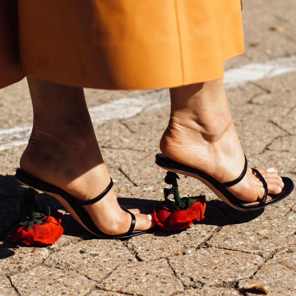 Sandalias con flores 3D, la tendencia más bonita para tus looks de invitada  | Mujer Hoy