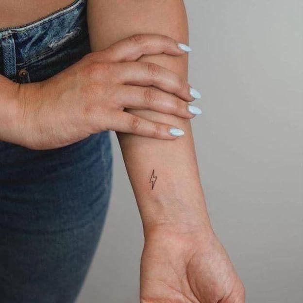 Tatuaje con símbolo de rayo