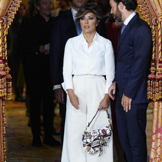 Sonsoles Ónega triunfa con un total look blanco en el almuerzo del Premio Cervantes