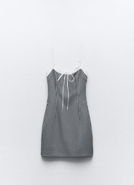 Vestido blanco y negro de Zara (29,99 euros)