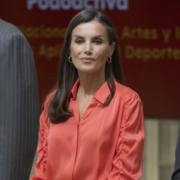 La reina Letizia con camisa de seda.