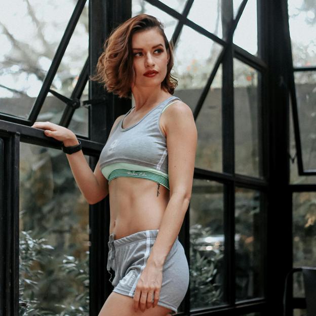 Flexiones de rodilla sentada, el mejor ejercicio para fortalecer el core a partir de los 50 años