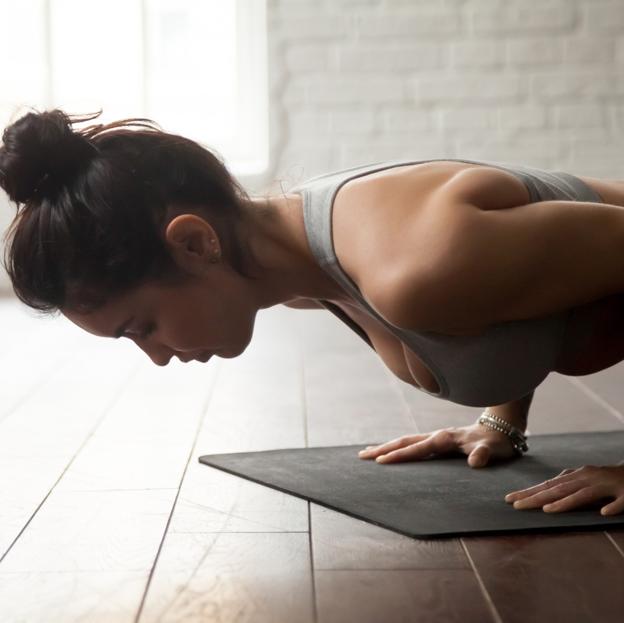 La plancha es una de las posturas de yoga más efectivas para eliminar la grasa de la cintura. 