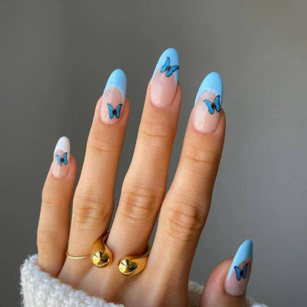 Manicura butterfly en azul bebé