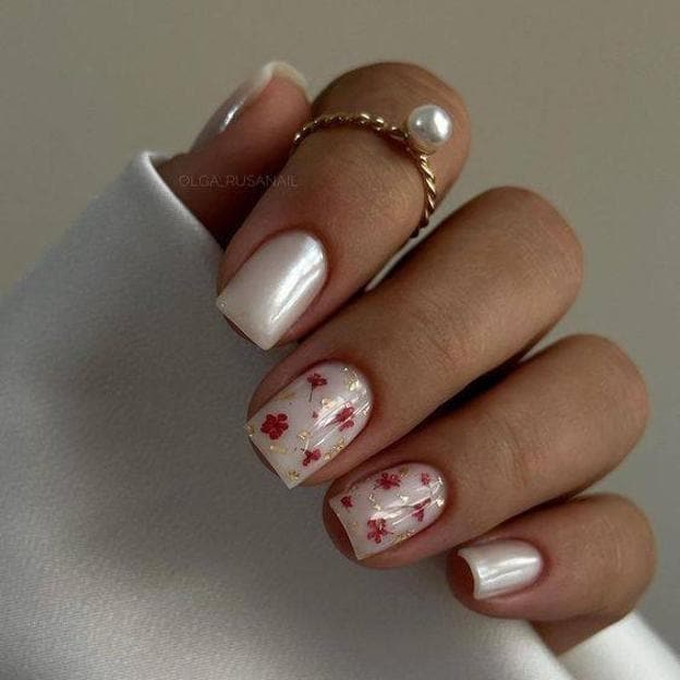 Uñas perla con flores secas