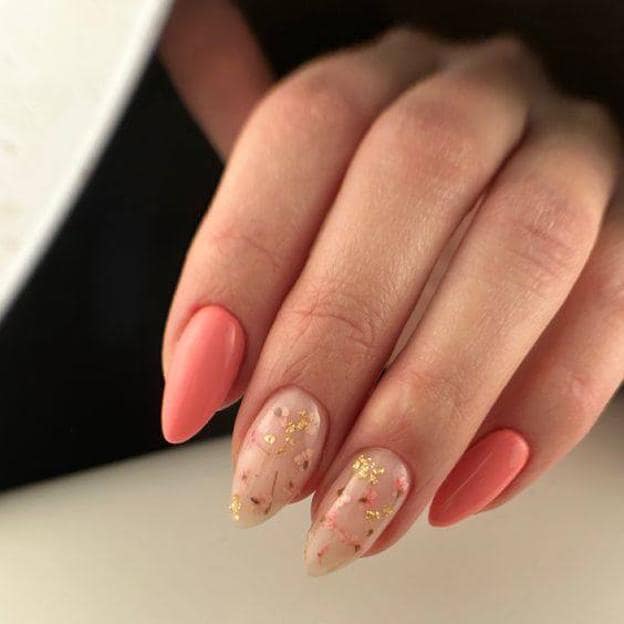 Uñas con flores secas en tono peach fuzz