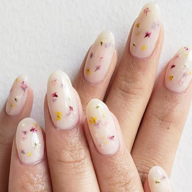 Milky nails con flores secas