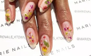 Manicura con flores secas, las uñas tendencia más románticas de la primavera