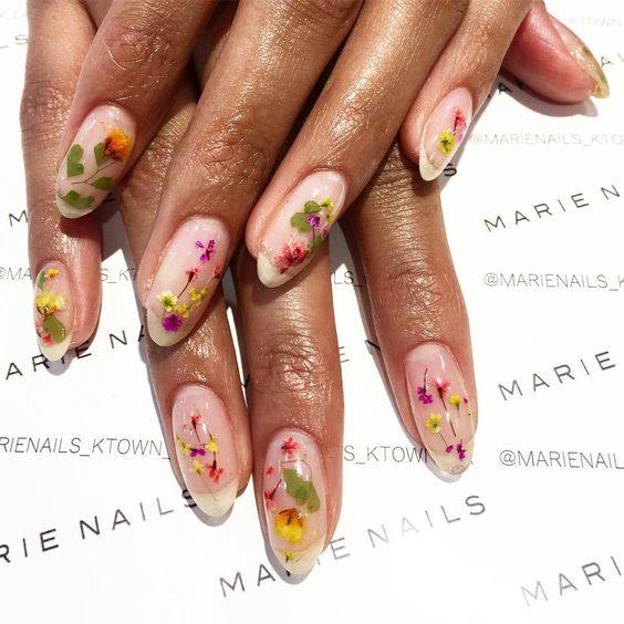 Manicura con flores secas, las uñas tendencia más románticas de la primavera