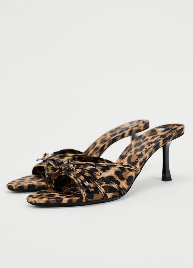 Sandalias de tacón destalonadas con lazo en animal print