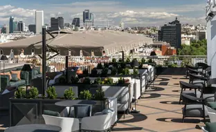 Brunch nocturno: la propuesta gastro de la terraza con las mejores vistas de Madrid que revolucionará el tardeo esta primavera