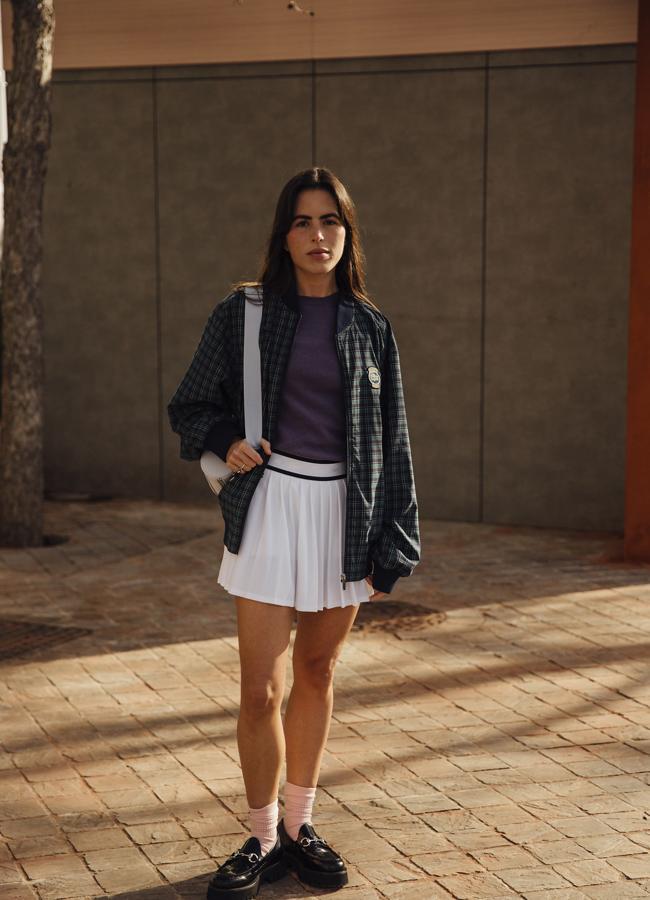 Una mujer con falda tenis de tablas en color blanco. Foto: Launchmetrics spotlight.