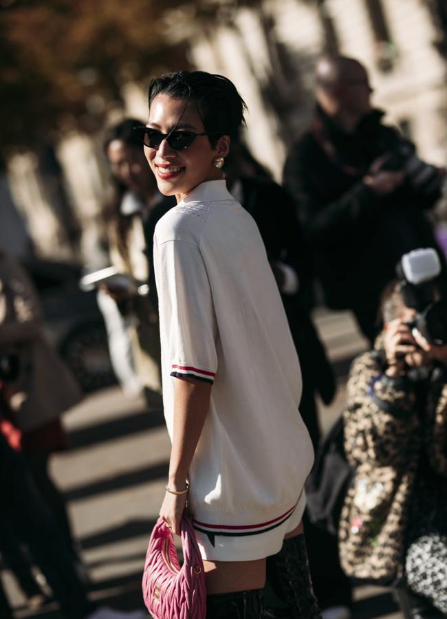 Una mujer con polo oversize. Foto: Launchmetrics spotlight