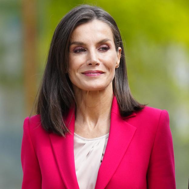 La reina Letizia con un traje rosa.