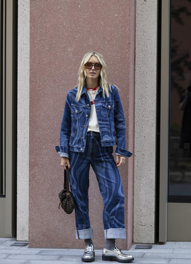 Una mujer con total look en denim. Foto: launchmetrics spotlight.