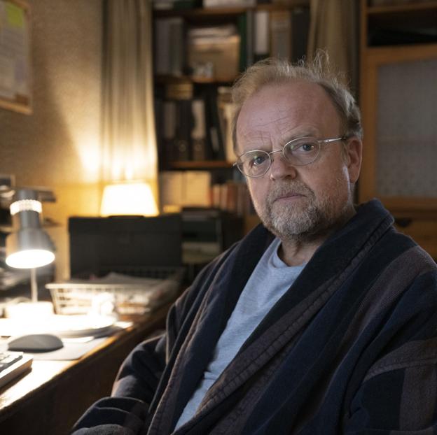 Toby Jones como Alan Bates en la miniserie que cuenta la lucha de este contra el gobierno británico. 