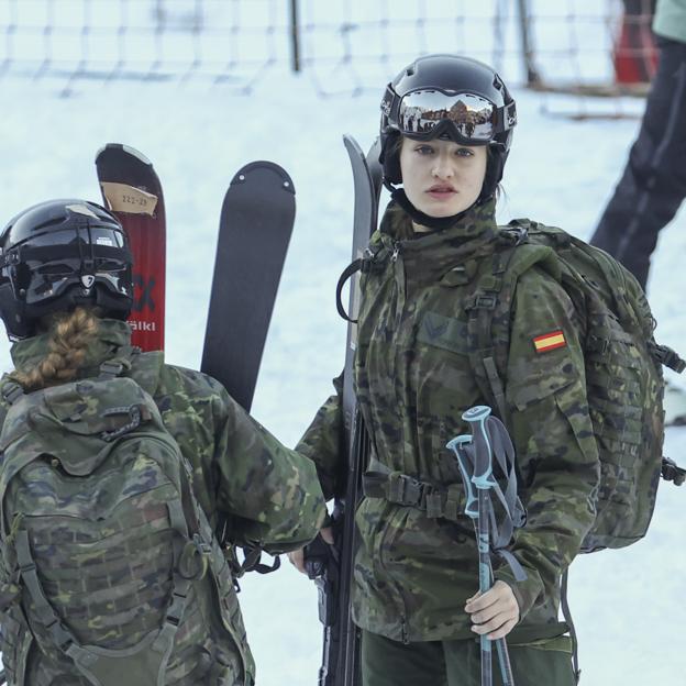 Leonor durante unas prácticas militares en la nieve. 