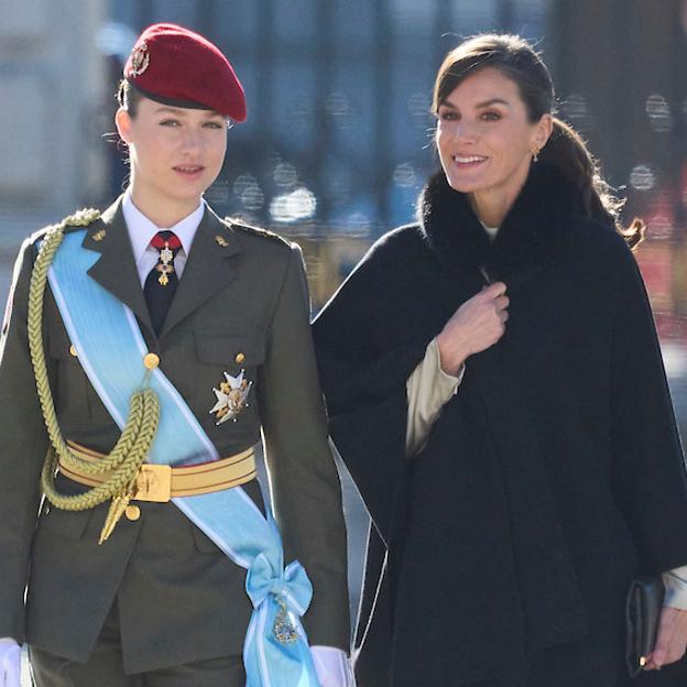 La princesa Leonor junto a la reina Letizia, durante la Pascua Militar. 