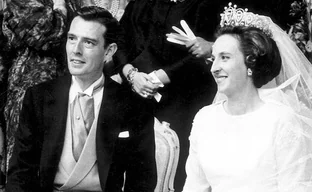 Así fue la boda de la infanta Pilar y Luis Gómez-Acebo: en Portugal, contra el deseo de su padre y con una impresionante tiara