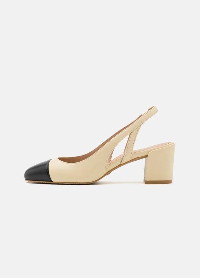 Slingback bicolor de Stuart Weitzman, 425 euros.