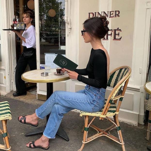 Camisetas con espalda al descubierto, las favoritas de las parisinas para un look con vaqueros super chic