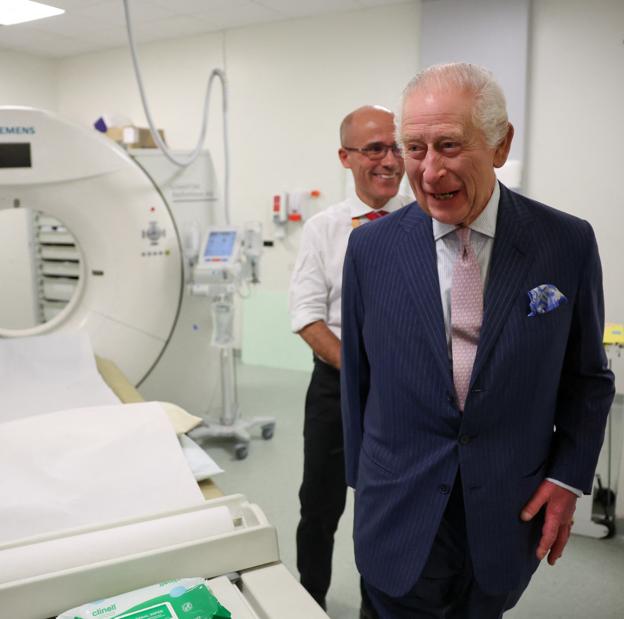 El rey Carlos III en la visita al centro de tratamiento contra el cáncer. 