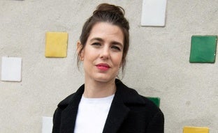 Carlota Casiraghi tiene el look de básicos de entretiempo (que hay en Mango) ideal para ir a la oficina