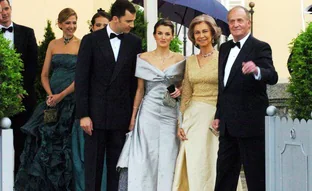El misterio del vestido de Caprile que Letizia llevó en la cena previa a su boda: lo arregló dos veces (antes de romper con el diseñador)
