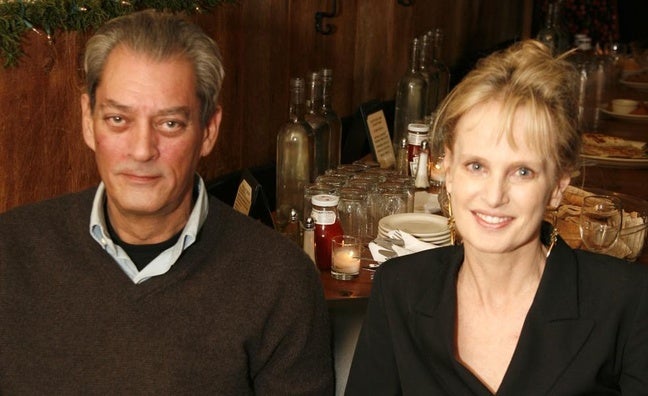 El enfado de Siri Hustvedt, viuda de Paul Auster, tras la muerte del escritor: «Nos robaron la dignidad»