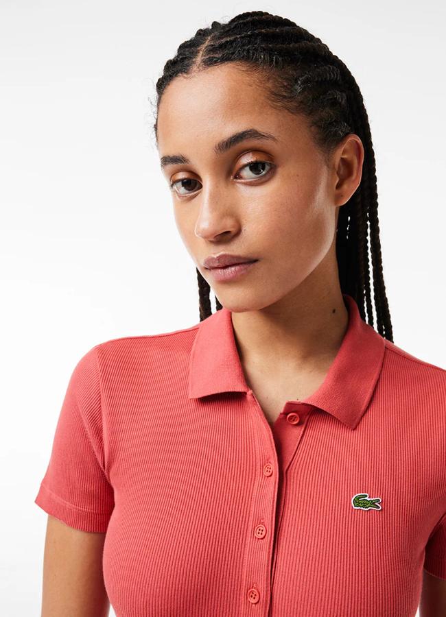 Polo de canalé y algodón ecológico de Lacoste.