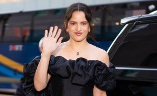 Rosalía se viste de gala y sorprende con un elegantísimo vestido negro en Nueva York