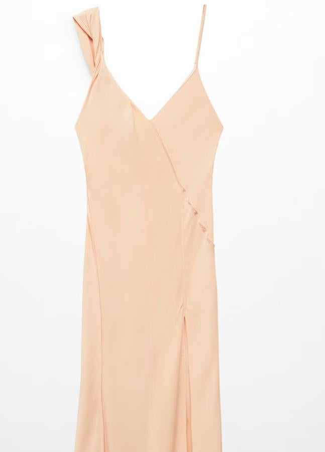 Vestido asimétrico, con abertura en la pierna, de VICTORIA BECKHAM X MANGO (170 €). / D.R.