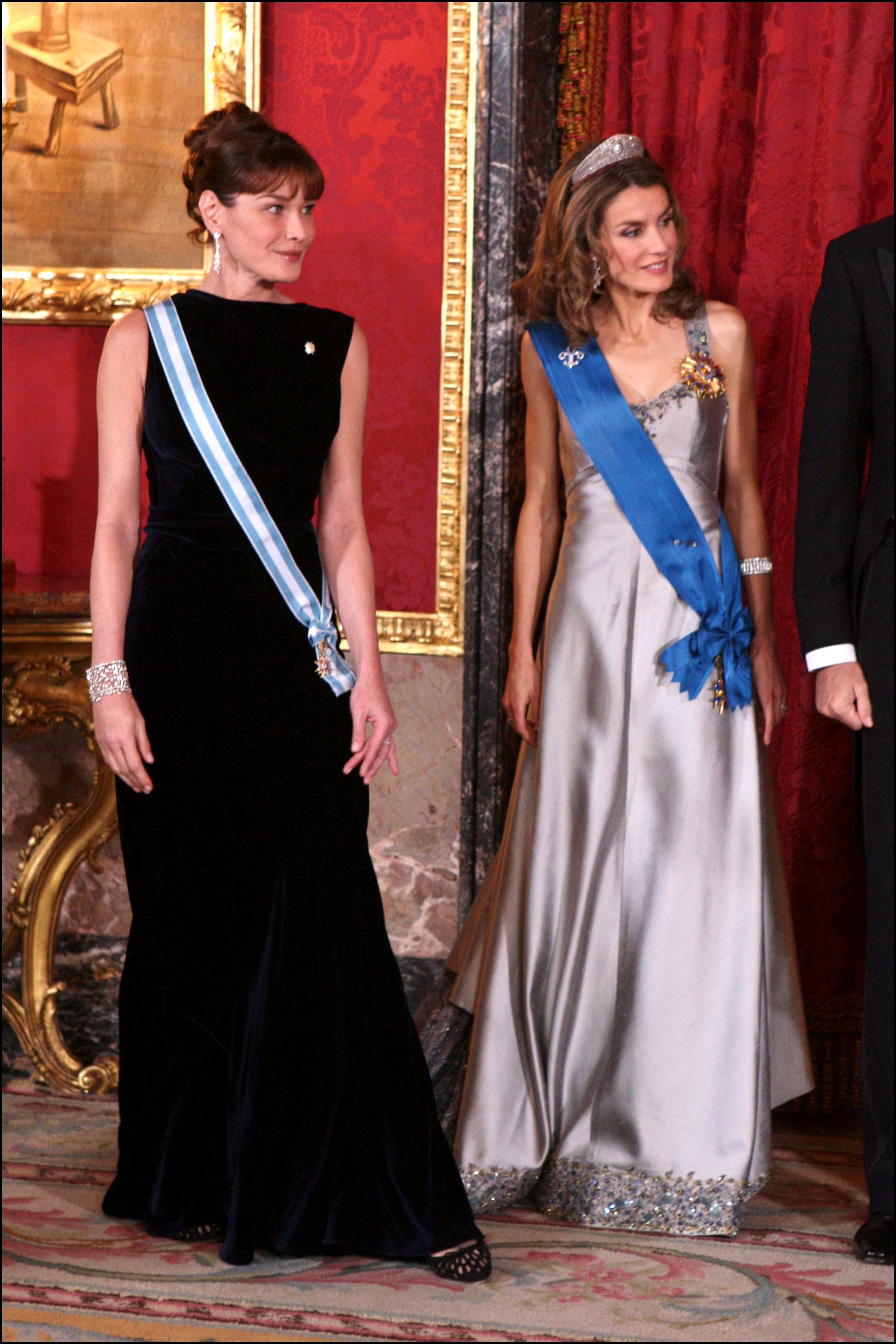 Doña Letizia con el vestido de Caprile reformado, junto a Carla Bruni. Foto: Gtres.