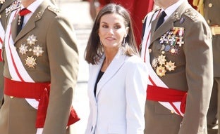 La reina Letizia ha encontrado el traje blanco de entretiempo perfecto por su efecto estilizador