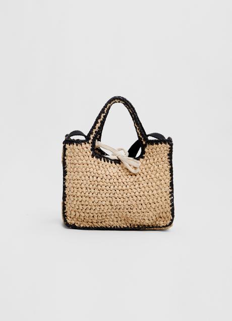 Bolso de rafia de Stradivarius (22,99 euros)