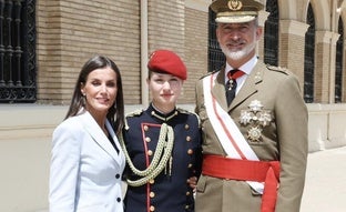 Lo que no se vio de Letizia en la jura de la bandera de Felipe VI: la búsqueda de Leonor y el infalible radar materno de la reina